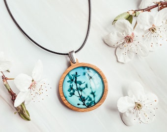 Collar de flores azules: este colgante de madera está hecho a mano en Tasmania. Cuenta con un cordón de longitud ajustable.