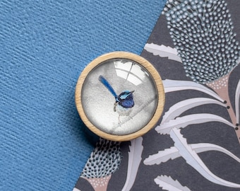 Magnífico broche o pin de hada azul en forma de reyezuelo, elaborado en bambú sostenible. ¡Una hermosa idea para regalar por el Día de la Madre!