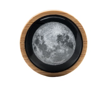 Broche de Luna - Joyería Celestial - Pin de Luna - Plata Metálica con Marco de Bambú