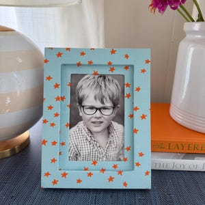 Bilderrahmen mit blauen und orangen Sternen für Jungenzimmer – stoffbezogen – 4x6-Foto