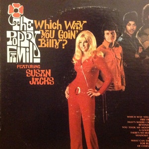 Op de afbeelding: Vinyl platenhoes met de band "The Poppy Family" met de titel "Which Way You Goin' Billy?" met Susan Jacks. De hoes toont een vrouw in een rood jumpsuit, een man in een rood shirt en twee mannen in donkere shirts.