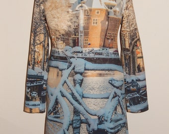 Besneeuwde fiets jurkje, print, sneeuw, fiets, brug, Amsterdamse gracht, grijs wit bruin, maat Medium, maat 38/40, katoen, tricot