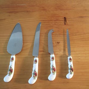 Utensili Royal Albert Old Country Roses: paletta per torta, lama per torta, coltello per formaggio, tagliacarte