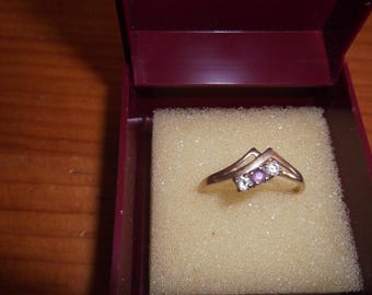 Vintage 9ct yellow gold red and clear stone set ring in an unusual shape