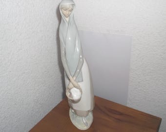 Lladro figurine: tall lady carrying a basket of apples