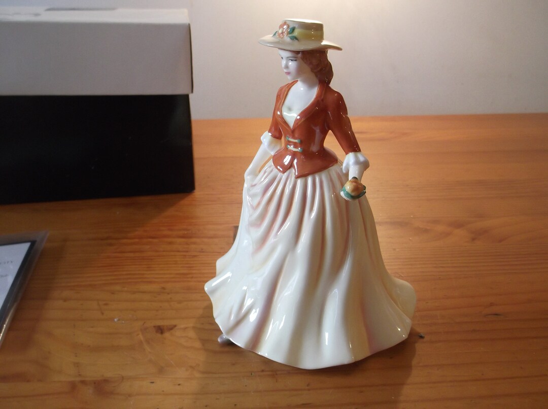 Figurine Royal Doulton Pretty Ladies – Loving Thoughts HN5266, Porcelaine
