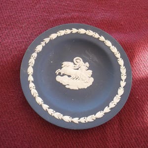 Prato de pino em jasperware Wedgwood (azul escuro)
