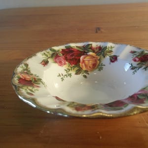 Royal Albert, Old Country Roses, prato pequeno com borda canelada profunda