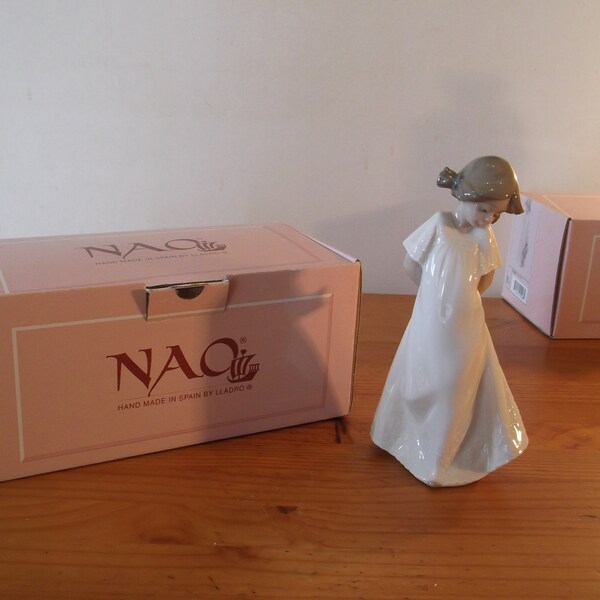 Nao by Lladro figurine - So Shy (Camisa Ruborosa) 01109 (boxed)