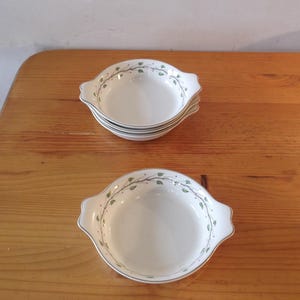 Può includere: Un set di tre tazze in ceramica con finitura opaca e macchiettata. Le tazze sono nei toni del crema, grigio chiaro e grigio scuro. Ogni tazza ha un design semplice e minimalista.