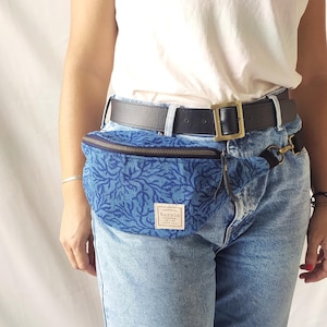 Gürteltasche aus Denim „Coral“. Baumwoll-Denim-Stoff und Baumwollgriff. Stempeln. Gürteltasche für Damen. Gürteltasche aus Stoff. Algen. Blau, Grün. Geschenk