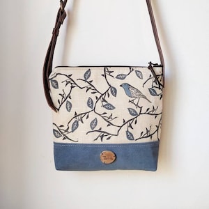 Bolsa de ombro "Robin", estampa artesanal. Tecido e couro. Azul e bege. Bolsa de ombro. Mulheres. Para ela. Presente. Pássaro. Bolsa de pássaros