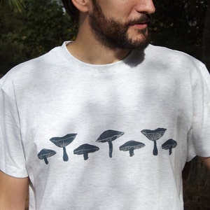 Mushroom T-shirt, hand-printed. Mushroom woman t-shirt, man t-shirt. Mushroom print. Gift for him, gift for her. Retro style. Cotton t-shirt