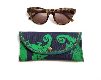 Chameleon glasses case. Glasses case. Green chameleon. Sunglasses, eyeglasses. Hand-printed fabric. Green. Rigid glasses case, hard case