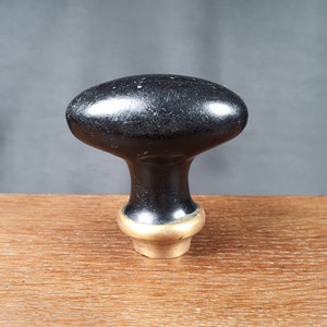 Shabby Chic | Antikt olivformat dörrhandtag i svart metall med massiv mässingskrage | Fransk vintageinredning 1900-tal