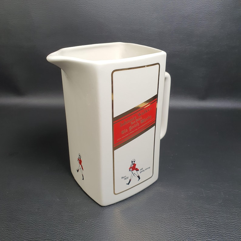 JOHNNIE WALKER | Grand Pichet a eau en céramique blanche pour la marque  de whisky écossais Johnnie WALKER | Barware Lifestyle 2000s