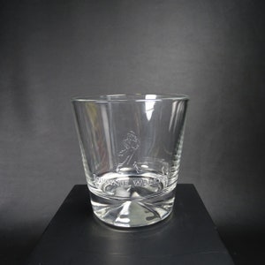 JOHNNIE WALKER | 2 grands  verres a Whisky gravés en relief pour la marque  de whisky écossais Johnnie WALKER
