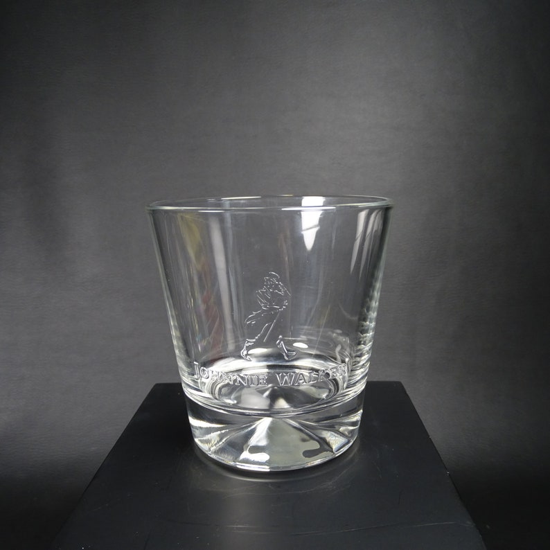 JOHNNIE WALKER | 2 grands  verres a Whisky gravés en relief pour la marque  de whisky écossais Johnnie WALKER