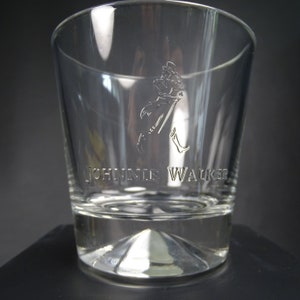 JOHNNIE WALKER | 2 grands  verres a Whisky gravés en relief pour la marque  de whisky écossais Johnnie WALKER