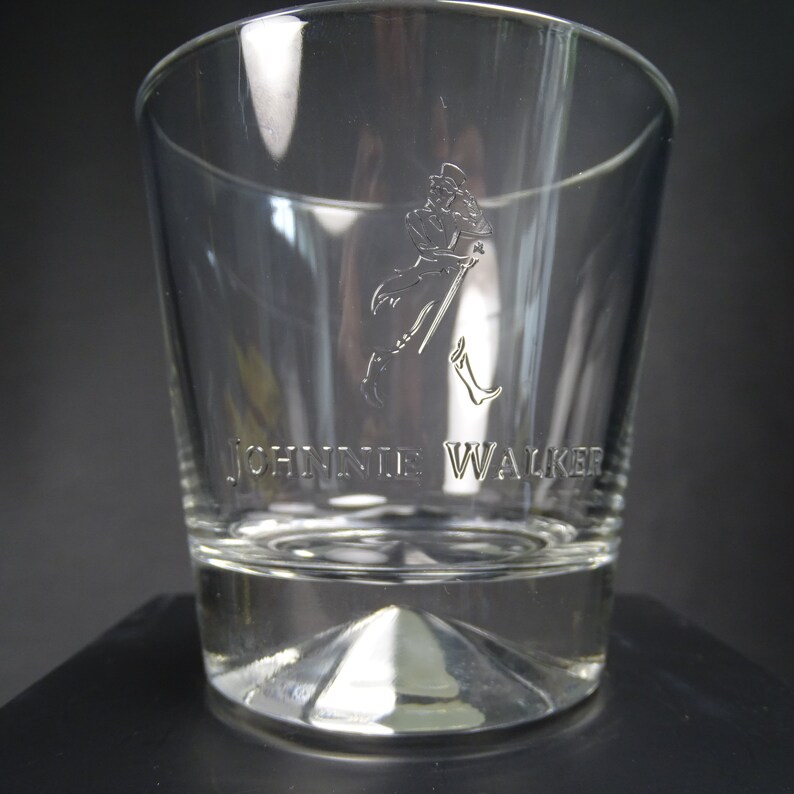 JOHNNIE WALKER | 2 grands  verres a Whisky gravés en relief pour la marque  de whisky écossais Johnnie WALKER