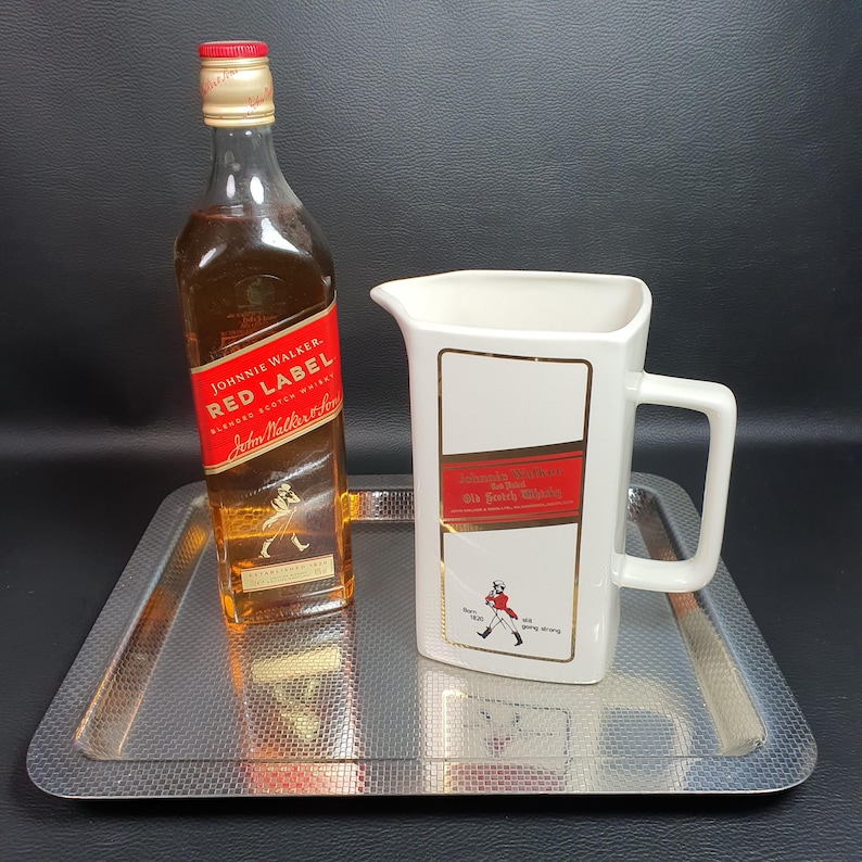 JOHNNIE WALKER | Grand Pichet a eau en céramique blanche pour la marque  de whisky écossais Johnnie WALKER | Barware Lifestyle 2000s