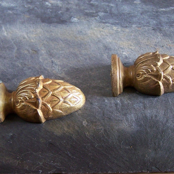 Paire d'extrémités de tringle à rideau en bronze doré motif pomme de pin vintage Made in France