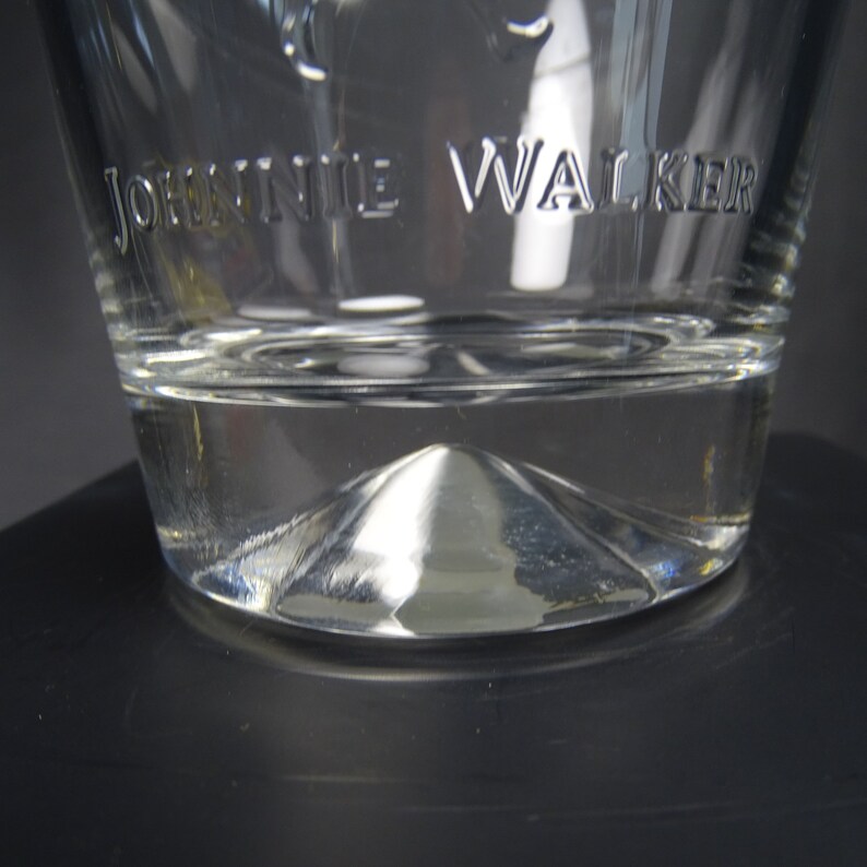 JOHNNIE WALKER | 2 grands  verres a Whisky gravés en relief pour la marque  de whisky écossais Johnnie WALKER