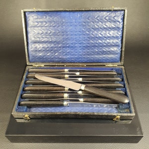 32 EVER HEAT | 12 kleine kaas- of dessertmessen met ebbenhouten handvatten in originele zwarte doos | Vintage 1950