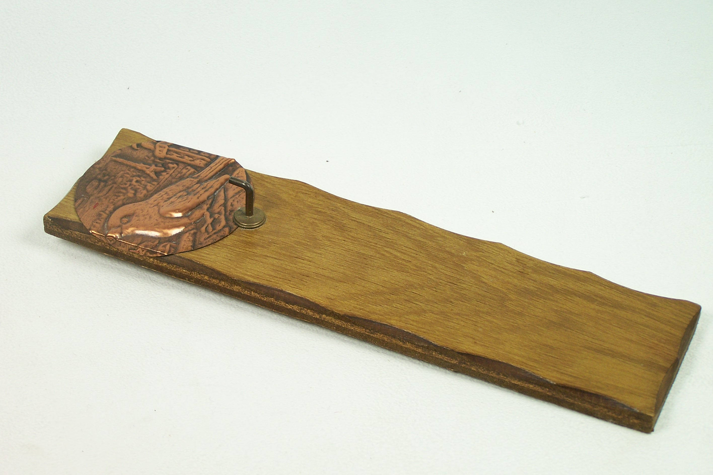 Porte-Clé Mural en Bois avec Plaque Laiton Gravée Motif Oiseau sur Fond de Tour Eiffel Support Clés 