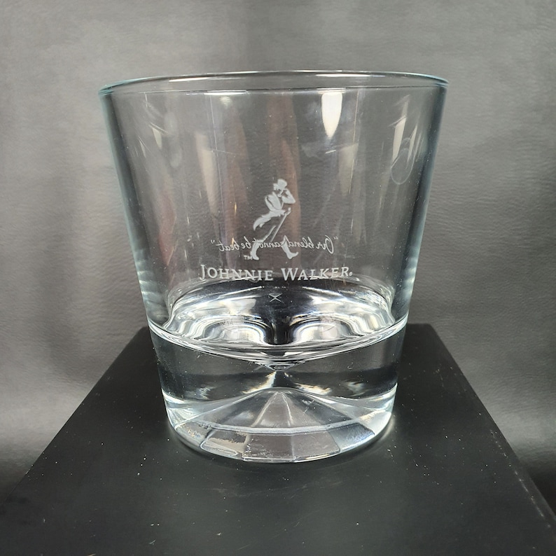 JOHNNIE WALKER | 2 grands  verres a Whisky gravés pour la marque  de whisky écossais Johnnie WALKER