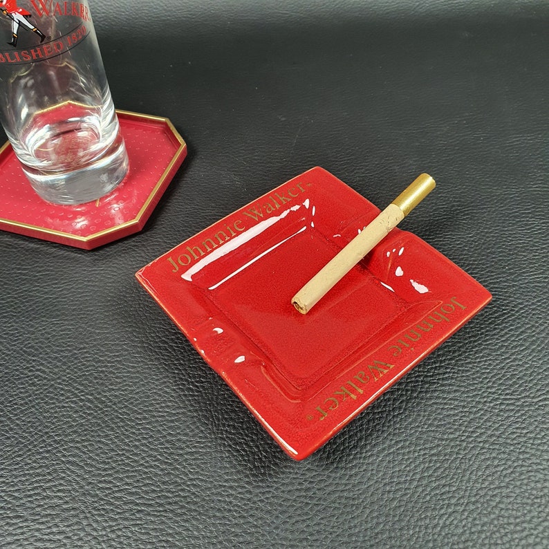 JOHNNIE WALKER | Petit cendrier carré en céramique rouge  publicitaire Whisky Johnnie WALKER Red Label  | Barware Lifestyle 1990