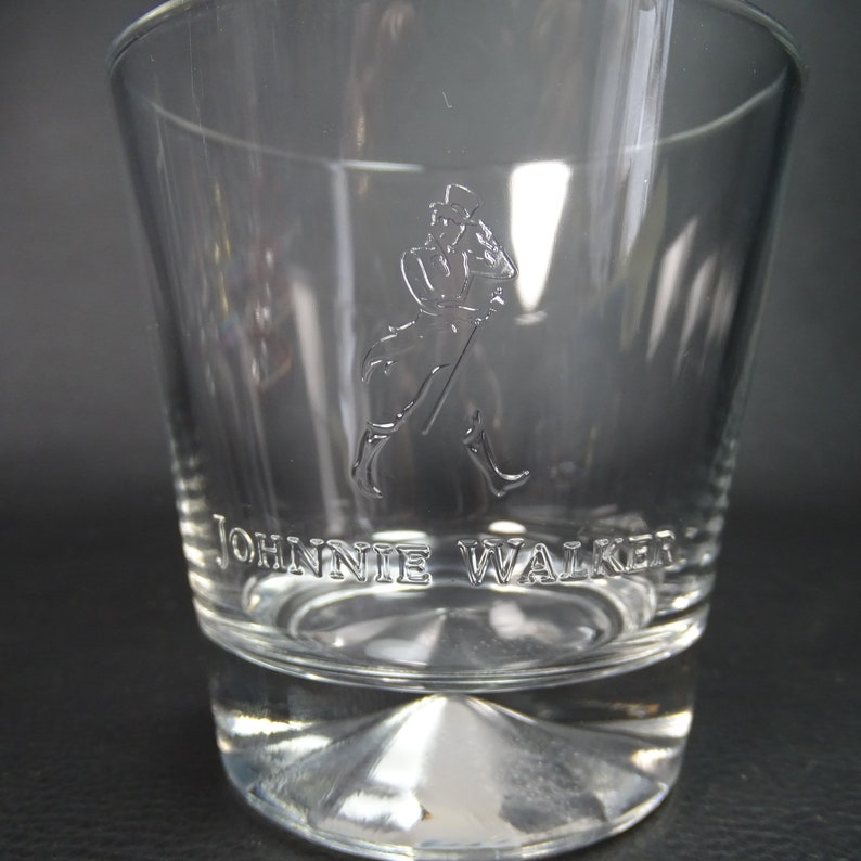 JOHNNIE WALKER | 2 grands  verres a Whisky gravés en relief pour la marque  de whisky écossais Johnnie WALKER