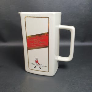 JOHNNIE WALKER | Grand Pichet a eau en céramique blanche pour la marque  de whisky écossais Johnnie WALKER | Barware Lifestyle 2000s