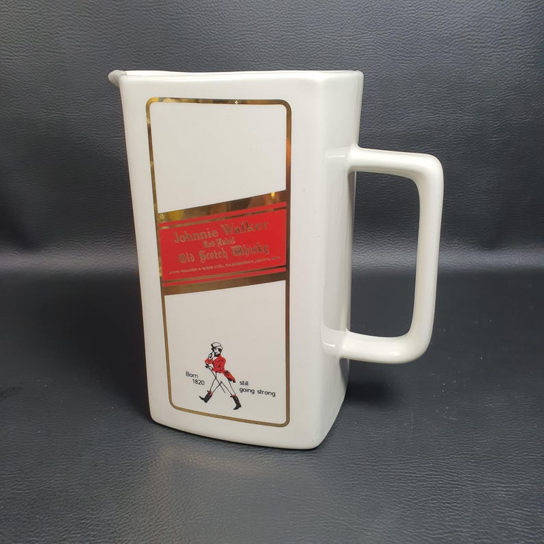 JOHNNIE WALKER | Grand Pichet a eau en céramique blanche pour la marque  de whisky écossais Johnnie WALKER | Barware Lifestyle 2000s