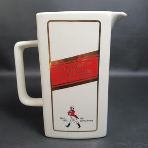 JOHNNIE WALKER | Grand Pichet a eau en céramique blanche pour la marque  de whisky écossais Johnnie WALKER | Barware Lifestyle 2000s