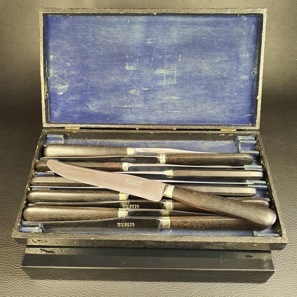 32 EVER HEAT  | 12 couteaux de table avec lame gravée 32 EVERHEAT et manche en bois d'ébène dans écrin d'origine noir | Vintage 1950