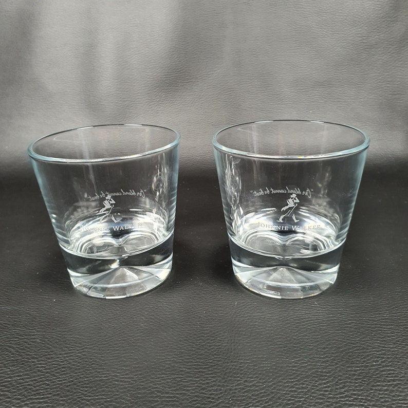 JOHNNIE WALKER | 2 grands  verres a Whisky gravés pour la marque  de whisky écossais Johnnie WALKER