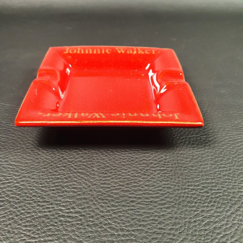 JOHNNIE WALKER | Petit cendrier carré en céramique rouge  publicitaire Whisky Johnnie WALKER Red Label  | Barware Lifestyle 1990
