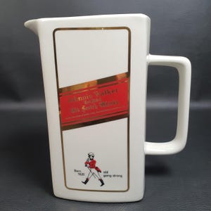 JOHNNIE WALKER | Grand Pichet a eau en céramique blanche pour la marque  de whisky écossais Johnnie WALKER | Barware Lifestyle 2000s
