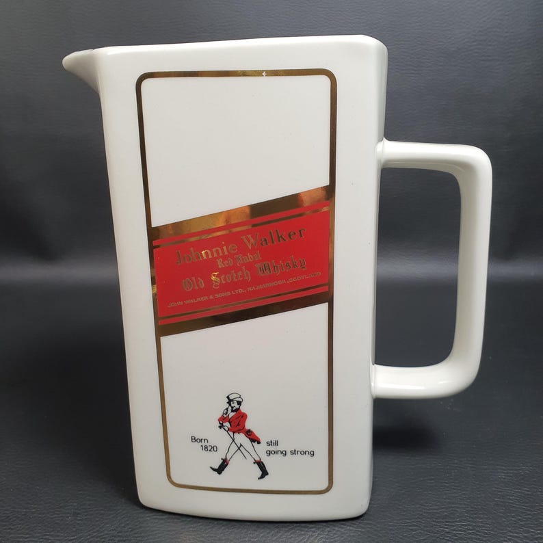 JOHNNIE WALKER | Grand Pichet a eau en céramique blanche pour la marque  de whisky écossais Johnnie WALKER | Barware Lifestyle 2000s