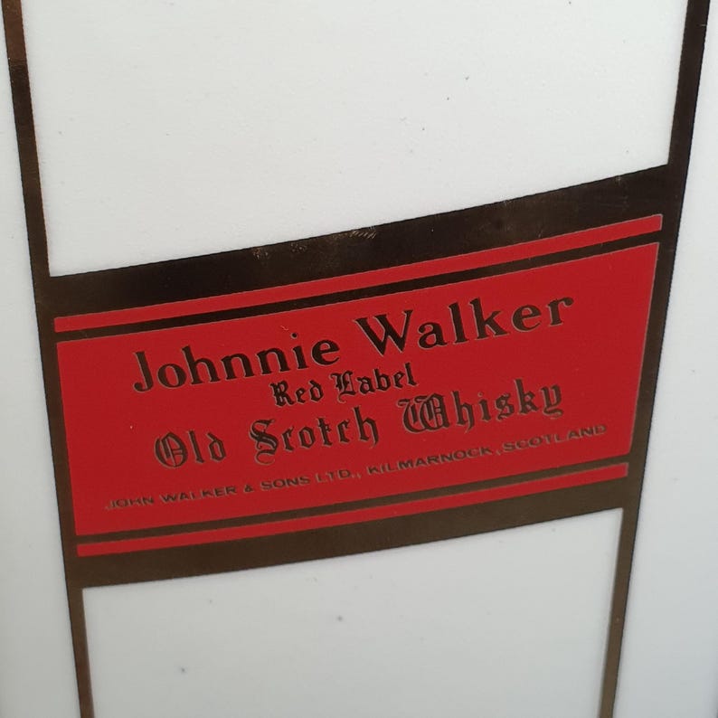 JOHNNIE WALKER | Grand Pichet a eau en céramique blanche pour la marque  de whisky écossais Johnnie WALKER | Barware Lifestyle 2000s