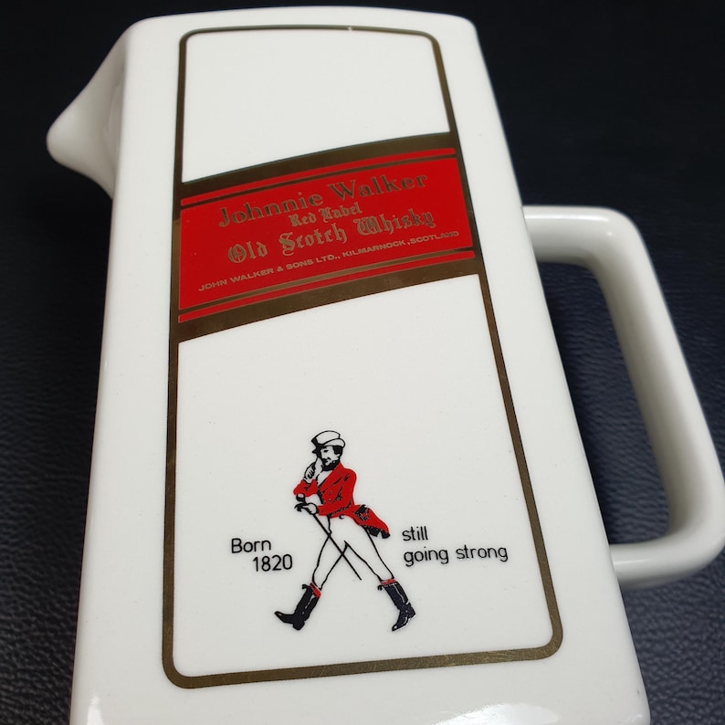 JOHNNIE WALKER | Grand Pichet a eau en céramique blanche pour la marque  de whisky écossais Johnnie WALKER | Barware Lifestyle 2000s