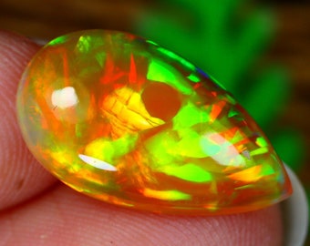 Opale welo 5.08 carats Goutte, multicolore pattern feuille de bambou, base caramel, 100% Naturelle origine Ethiopie.