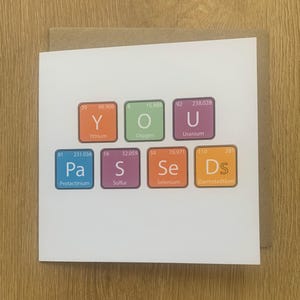 Complimenti, hai superato l'esame, tavola periodica, scienziato, dottore, infermiere, farmacista, chimica, lui, lei Complimenti, congratulazioni
