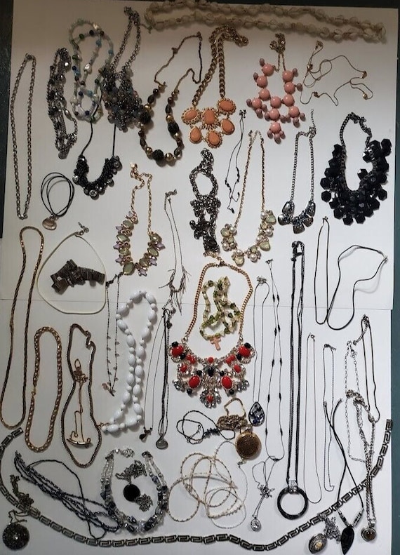 Vintage Lot of Costume Jewelry Necklace Necklaces 