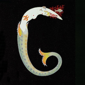 Peut inclure: Trois illustrations stylis&eacute;es des lettres F, G et H. La lettre F est une femme avec des ailes bleues et dor&eacute;es. La lettre G est une sir&egrave;ne avec une queue verte et du corail rouge. La lettre H est deux femmes avec des ailes blanches et des corps dor&eacute;s.