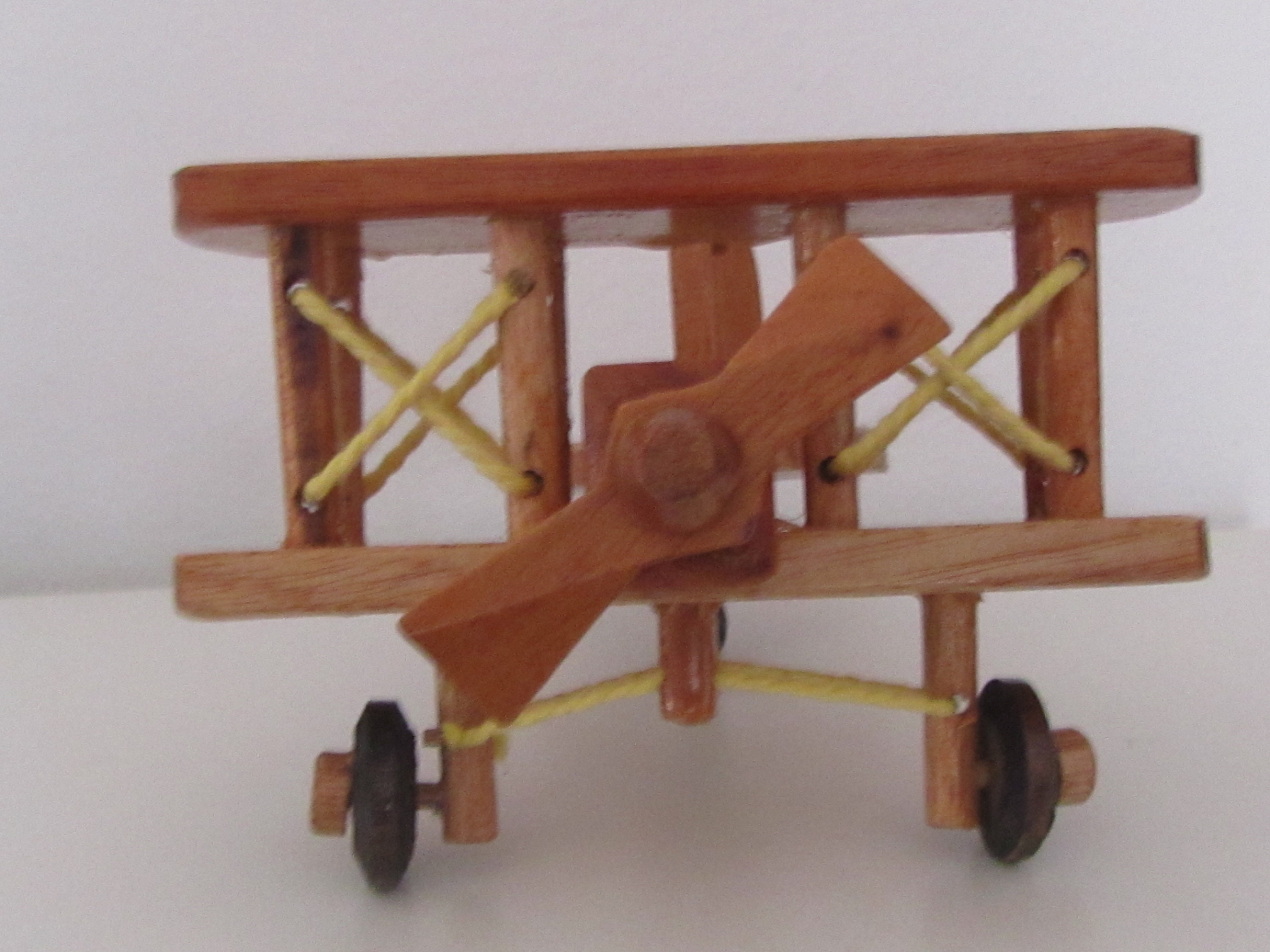 木製おもちゃの飛行機：回転するプロペラ、アクティブに遊べる - Etsy 日本