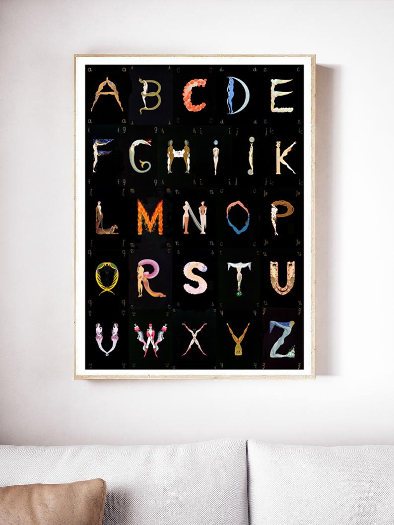 Peut inclure: Une affiche noire et blanche avec un alphabet color&eacute;. Chaque lettre est form&eacute;e par une personne dans une pose diff&eacute;rente.