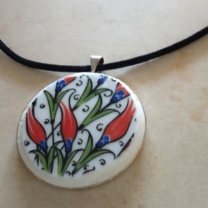 Porseleinen hanger, bloemenhanger, gebroken porseleinen sieraden, antieke porseleinen sieraden, aardewerk jubileumcadeau, bloemenketting, aardewerkcadeau