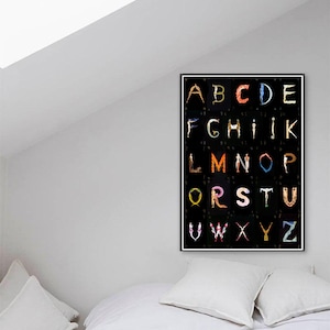 Peut inclure: Une affiche d'alphabet noir et blanc avec chaque lettre form&eacute;e par un corps humain dans une pose diff&eacute;rente. Les lettres sont dans un cadre blanc sur un fond noir.